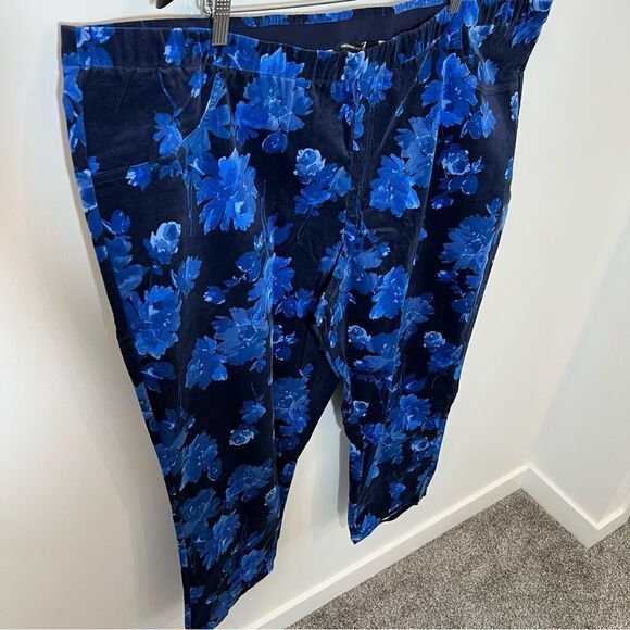 New Isaac Mizrahi Live! Floral Printed Stirrup Pants in Dark Navy | Size Plus 30 - Picture 3 of 10